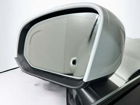 Used 2025 Volvo XC40 B5 Plus image 16