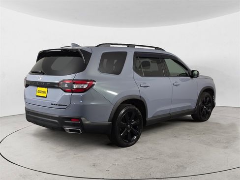 Certified 2025 Honda Pilot Black Edition image 5