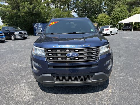 Used 2017 Ford Explorer XLT w/ Equipment Group 202A FWD image 2