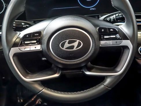 Used 2025 Hyundai Elantra SEL image 19