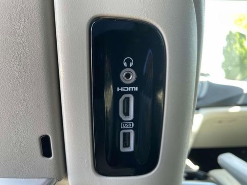 Used 2018 Chrysler Pacifica Limited w/ Advanced Safetytec Group FWD image 22