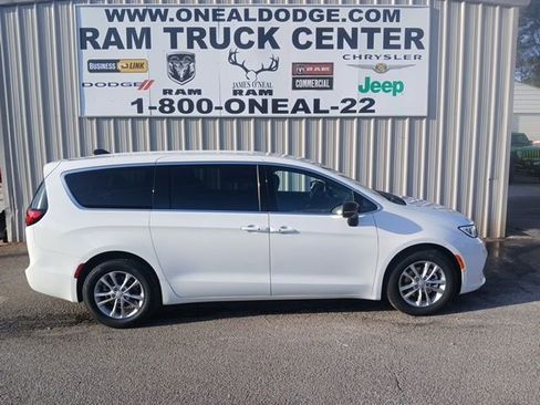 New 2026 Chrysler Pacifica Select image 2