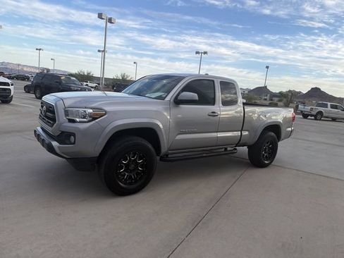 Used 2016 Toyota Tacoma SR5 w/ SR5 Appearance Package (SN) AWD/4WD image 8