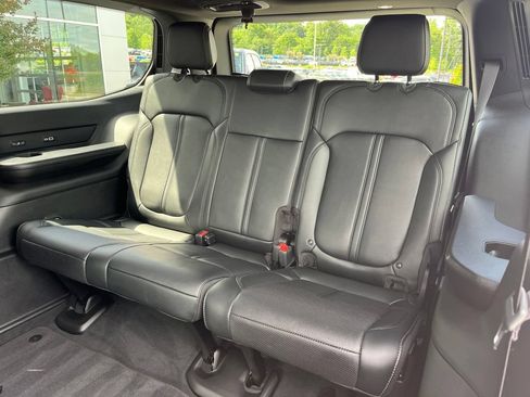 Used 2025 Jeep Wagoneer Series III w/ Premium Group I AWD/4WD image 17