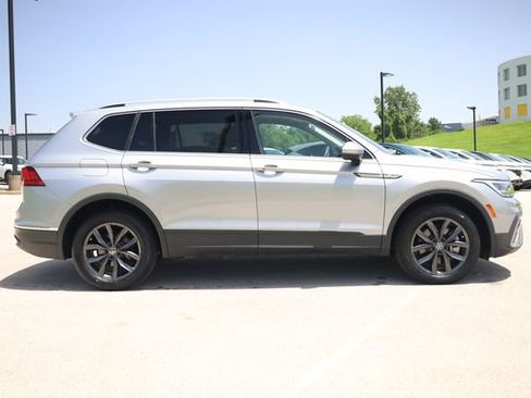Used 2023 Volkswagen Tiguan SE w/ Panoramic Sunroof Package FWD image 4
