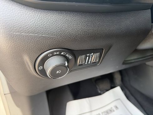 Used 2024 Jeep Compass Latitude w/ Convenience Group AWD/4WD image 19