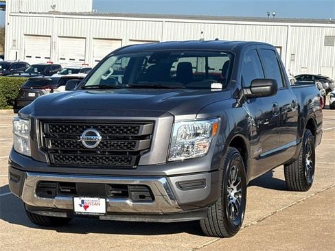 Used 2022 Nissan Titan SV image 4