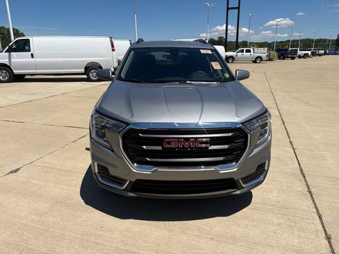 Used 2023 GMC Terrain SLE w/ Driver Convenience Package FWD image 9
