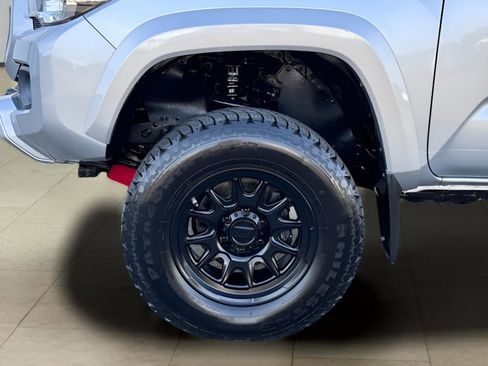 Used 2020 Toyota Tacoma TRD Sport w/ Blackout Package image 38