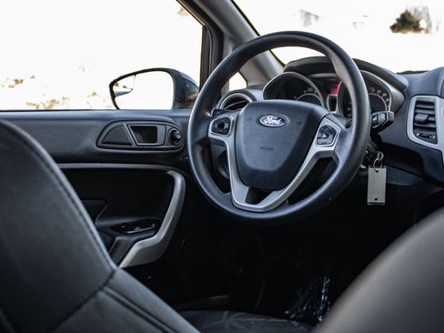 Used 2013 Ford Fiesta SE w/ Moon & Mood Pkg image 36