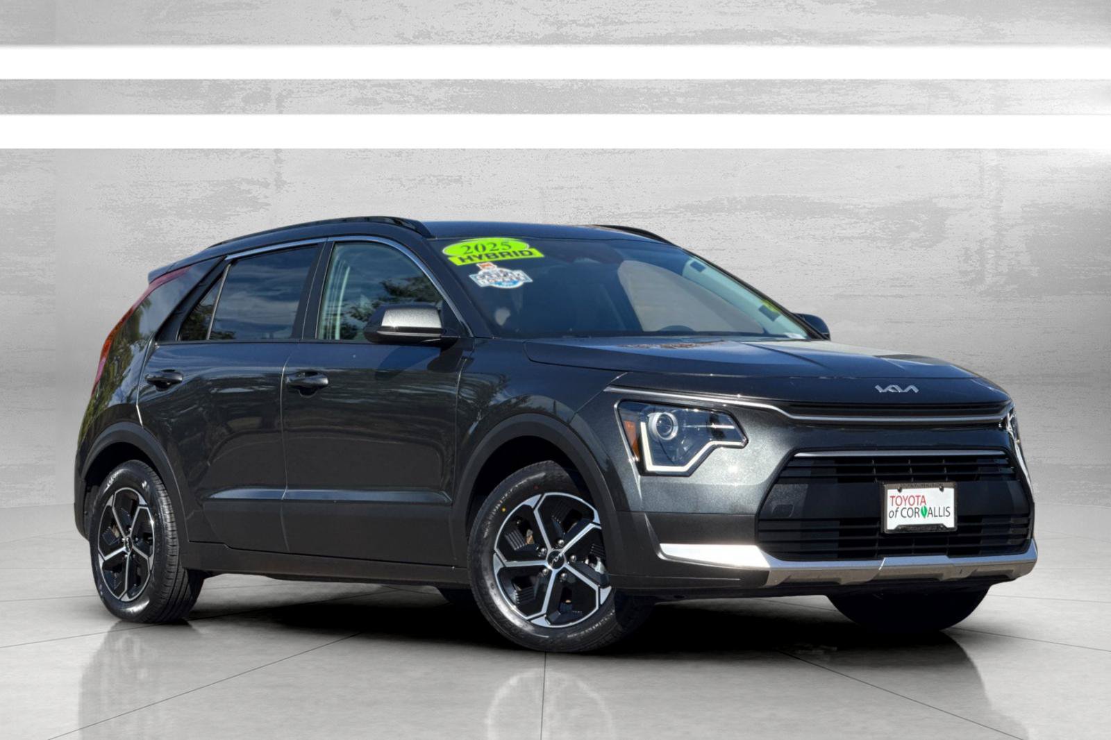 Used 2025 Kia Niro LX FWD image 2
