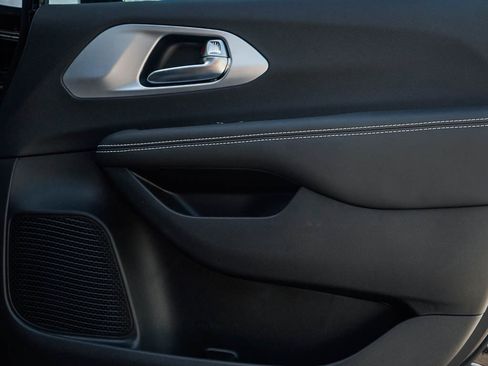 New 2026 Chrysler Pacifica Limited AWD/4WD image 10