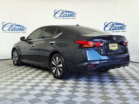 Used 2021 Nissan Altima 2.5 SV image 2