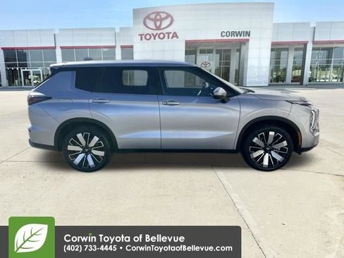 Used 2025 Mitsubishi Outlander SE image 6