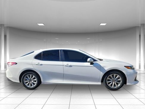 Used 2020 Toyota Camry LE image 2