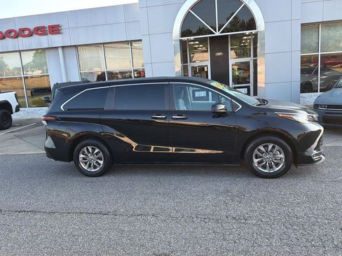 Used 2023 Toyota Sienna XLE FWD image 3