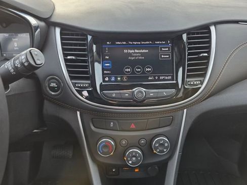 Used 2022 Chevrolet Trax LT w/ LT Convenience Package image 27