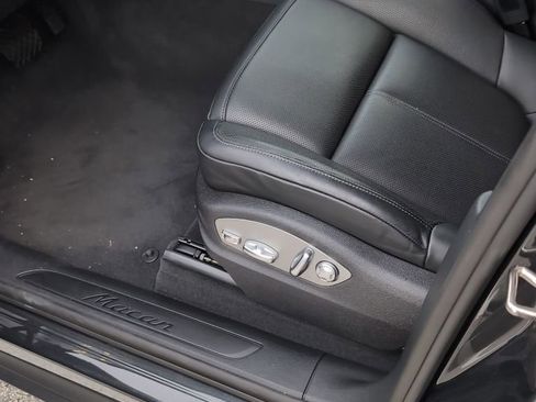 Certified 2025 Porsche Macan w/ Premium Package Plus AWD/4WD image 1