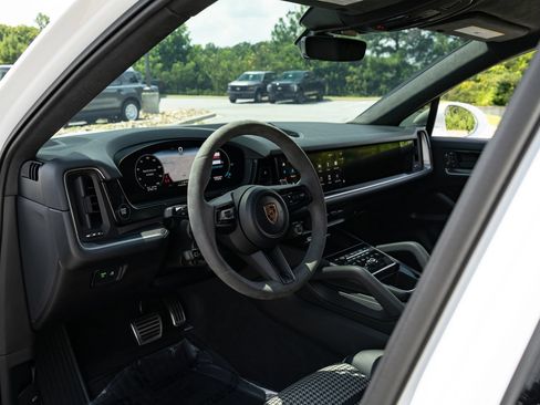 Used 2024 Porsche Cayenne S AWD/4WD image 24