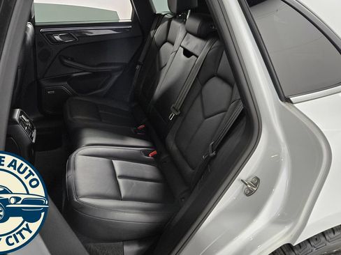Used 2018 Porsche Macan AWD/4WD image 30