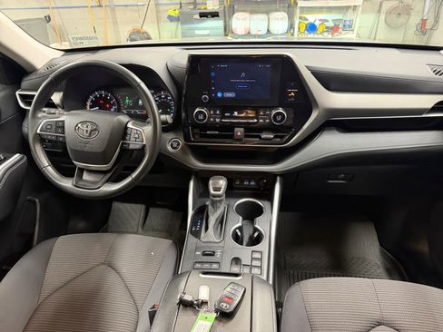 Used 2025 Toyota Highlander LE AWD/4WD image 22