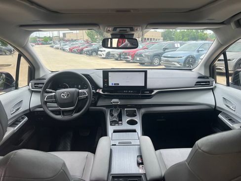 Used 2025 Toyota Sienna XLE FWD image 23