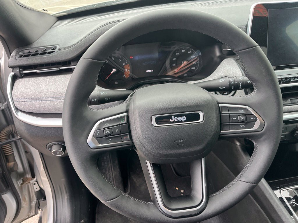 Used 2025 Jeep Compass Latitude AWD/4WD image 15