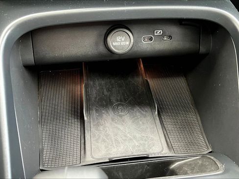 Used 2024 Volvo XC40 B5 Core image 33