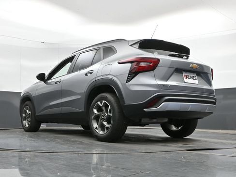 Used 2025 Chevrolet Trax LT w/ LT Convenience Package FWD image 45