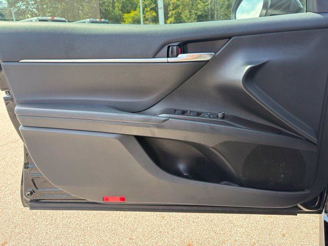 Used 2022 Toyota Camry SE FWD image 10