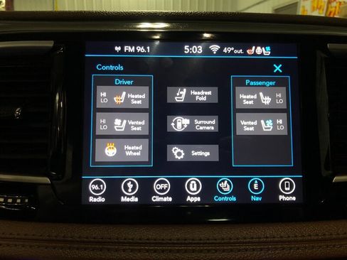 Used 2018 Chrysler Pacifica Limited w/ Tire & Wheel Group FWD image 18