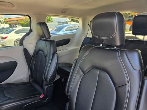 Certified 2024 Chrysler Pacifica Touring-L FWD image 16