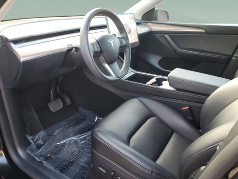 Used 2025 Tesla Model Y Long Range image 18