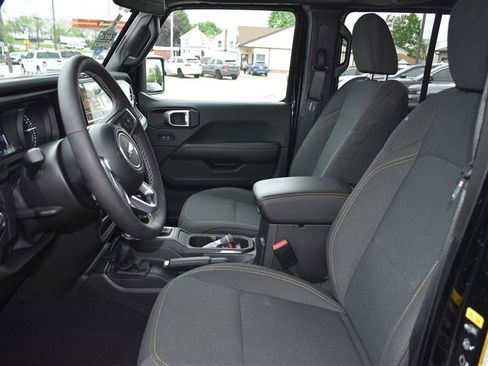 Used 2025 Jeep Wrangler Unlimited Sahara w/ Safety Group AWD/4WD image 9