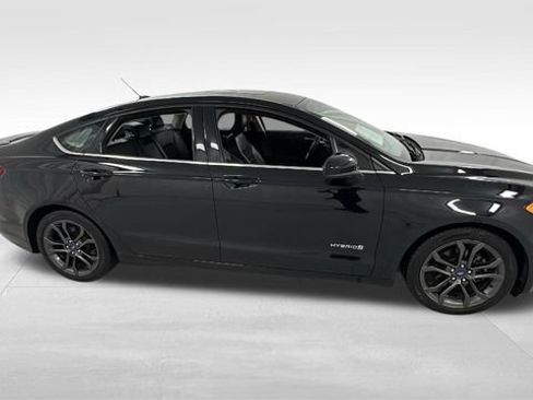 Used 2018 Ford Fusion SE w/ Equipment Group 601A image 2