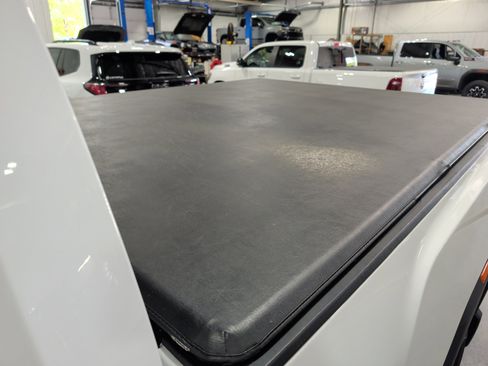 Used 2023 GMC Sierra 2500 AT4 w/ AT4 Preferred Package AWD/4WD image 7