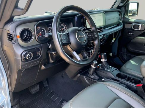 Used 2024 Jeep Gladiator Mojave w/ Safety Group AWD/4WD image 18