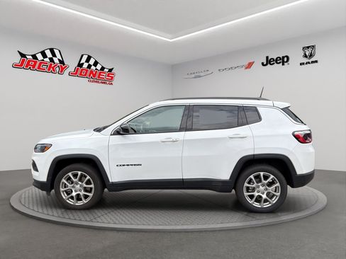 Used 2023 Jeep Compass Latitude w/ Sun and Sound Group AWD/4WD image 2