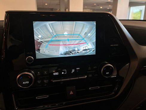 Used 2025 Toyota Highlander LE FWD image 25