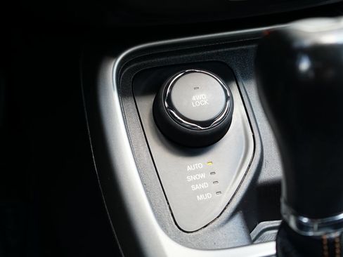 Used 2020 Jeep Compass Latitude w/ Cold Weather Group AWD/4WD image 23
