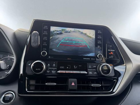 Used 2022 Toyota Highlander XLE AWD/4WD image 15
