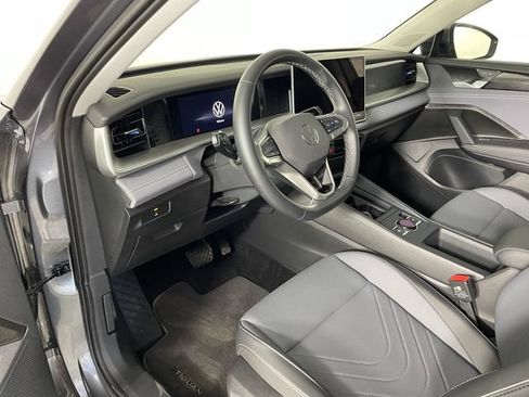 Used 2025 Volkswagen Tiguan SE FWD image 3