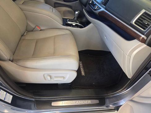 Used 2015 Toyota Highlander Limited Platinum AWD/4WD image 21
