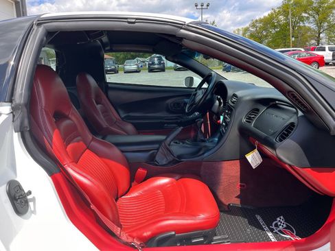 Used 1998 Chevrolet Corvette Coupe w/ Roof Pkg RWD image 12