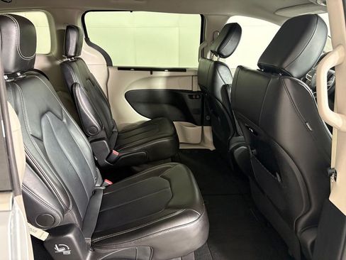 Used 2024 Chrysler Pacifica Touring-L FWD image 42