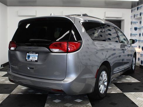 Used 2019 Chrysler Pacifica Touring-L FWD image 4