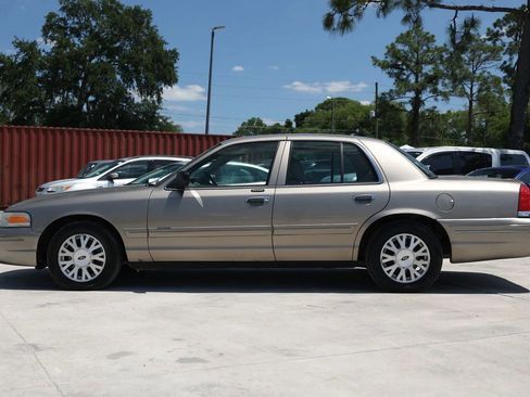 Used 2004 Ford Crown Victoria LX RWD image 3