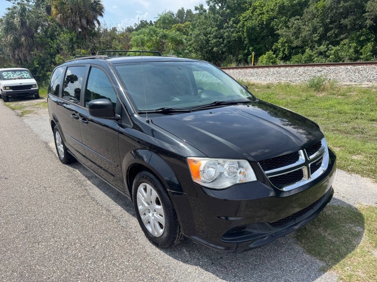 Used 2016 Dodge Grand Caravan SXT w/ Rear Park Assist Package FWD image 2