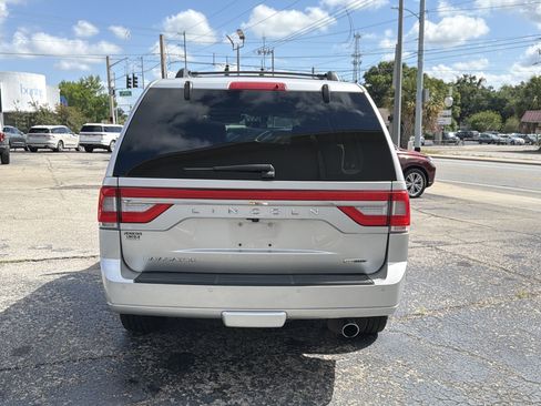 Used 2016 Lincoln Navigator Select RWD image 4