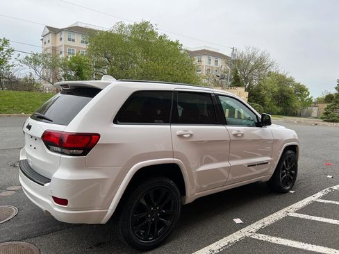Used 2017 Jeep Grand Cherokee Altitude AWD/4WD image 8